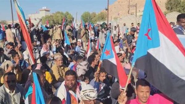 أبناء حضرموت يعيدون رفع أعلام الجنوب ويتحدون مليشيا الإخوان