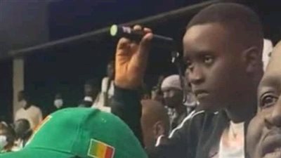 خطوة غير متوقعة.. مطالب بحضور مشجع الليزر السنغالي الشهير لمواجهة مصر في أمم إفريقيا