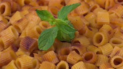 بمكونات من مطبخك.. إليكِ أفضل طريقة لعمل المكرونة المحمرة بالصلصة والشوربة