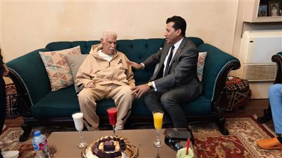 بعد شائعة وفاته.. وزير الرياضة يزور حسن شحاتة للاطمئنان على حالته الصحية