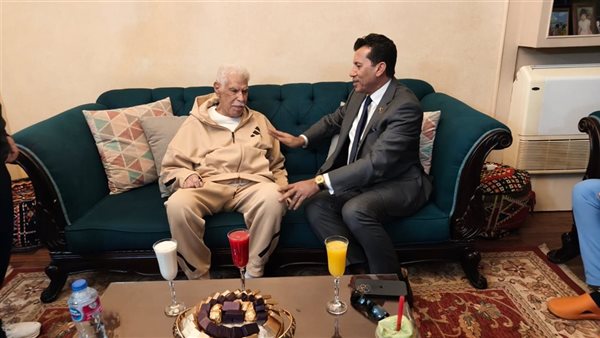 بعد شائعة وفاته.. وزير الرياضة يزور حسن شحاتة للاطمئنان على حالته الصحية