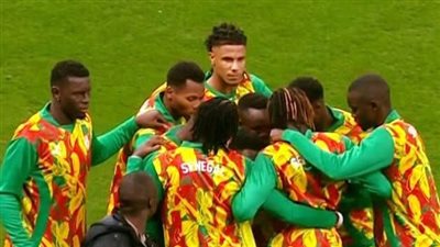 لقطة أثارت جدلا.. ما سر التفاف لاعبي السنغال حول كريبان دياتا قبل نهائي أمم إفريقيا؟