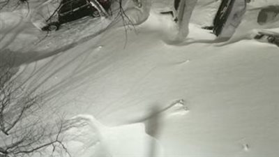 سكان كامتشاتكا يحفرون ممرات يدوية للنجاة بعد دفن منازلهم تحت الثلوج