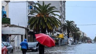 فيضانات تونس تحول الطرق إلى أنهار وتجرف السيارات في مشاهد مرعبة.. حقيقة تعليق الدراسة