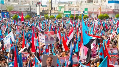 رفع أعلام الجنوب في مليونية عدن وهتافات تطالب بحل للقضية الجنوبية