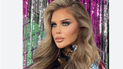 لمسات الفوشيا اللامع: كيف قلبت نيكول سابا موازين التنسيق؟