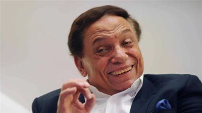 أشرف زكي يتوعد مروجي الشائعات: عادل إمام يتمتع بصحة جيدة في منزله