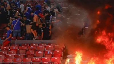 نيران في المدرجات.. كيف تحول تشجيع الجماهير في تشيلي إلى حريق هائل هدد حياة الآلاف؟