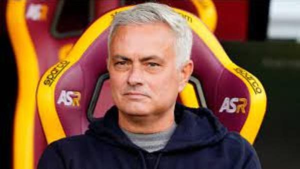 تحدي الـ 90 دقيقة.. كيف حوّل مورينيو “هفوة تحكيمية” إلى تريند عالمي؟ تحدي الـ 90 دقيقة.. كيف حوّل مورينيو “هفوة تحكيمية” إلى تريند عالمي؟