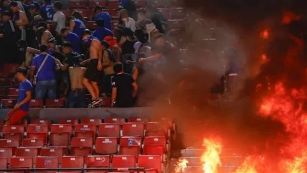 نيران في المدرجات.. كيف تحول تشجيع الجماهير في تشيلي إلى حريق هائل هدد حياة الآلاف؟