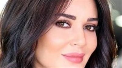 سر المكياج الترابي والمجوهرات الفخمة في إطلالة سيرين عبدالنور الأخيرة بالعراق