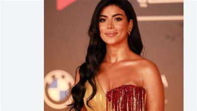 كارولين عزمي.. الوجه الصاعد الذي تمنى العيش في زمن ميرفت أمين وبوسي