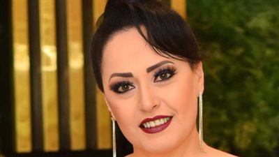 حسين فهمي أستاذي.. هند عاكف تنهي الجدل حول صدامها مع رئيس مهرجان القاهرة السينمائي