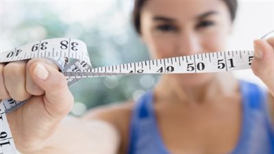 مستقبل أنظمة التخسيس: لماذا يظل العلماء في حيرة بين فعالية الصيام والحمية التقليدية؟