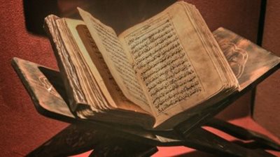 القرآن الكريم كاملًا بالرسم العثماني: رحلة عبر تاريخ تدوين المصحف الشريف