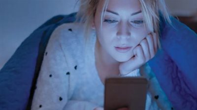 مخاطر الضوء الأزرق على الصائمين.. نصائح طبية لتجنب إجهاد العين قبل السحور