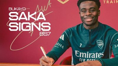 ابن النادي باقٍ.. ساكا يوقع عقده الجديد مع آرسنال