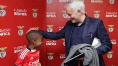 ملك الوفاء.. مورينيو يكرم طفلًا برتغاليًا دافع عنه بـ 