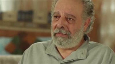 رحيل فارس المسرح.. أسرة ياسر صادق تستقبل المعزين بوسط البلد عقب صلاة العشاء