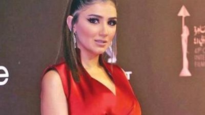 نجوم الفن يواسون مي عمر في مصابها الأليم.. لقطات من جنازة عمر بدر أبو هاني