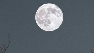 لماذا يبدو القمر أكبر حجمًا عند الشروق؟ سر 