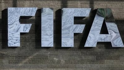 صدمة للاتحادات العربية.. حكام المونديال ممنوعون من صافرة الدوريات المحلية