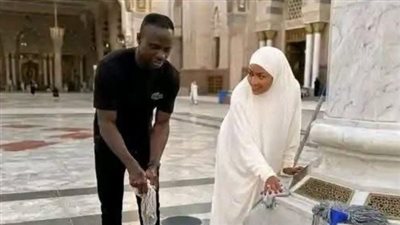 شاهد.. النجم العالمي ساديو ماني يشارك في تنظيف الحرم المدني برفقة زوجته