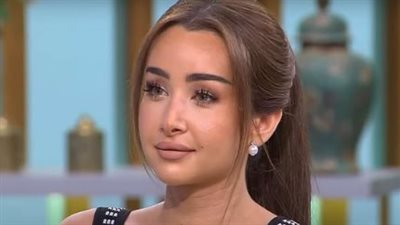 سر جمال هنا الزاهد في أحدث ظهور.. مكياج هادئ وشعر كيرلي يخطف الأنظار