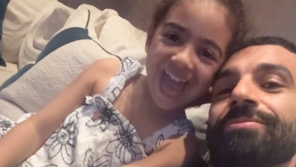براءة ومرح.. أجمل لحظات محمد صلاح مع صغيرته في فيديو خاص