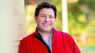 الفنان هاني شاكر.. البدايات السينمائية والاكتشاف الموسيقي: من دور سيد درويش إلى 