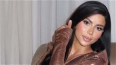 الفصل بين الشهرة والعائلة: استراتيجية كارولين عزمي لحماية حياتها الشخصية