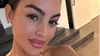 تحليل الفستان المخملي والإكسسوارات المثيرة للجدل لـ 