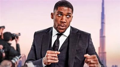 بطل الملاكمة أنتوني جوشوا يودع بريطانيا ويستقر في دبي