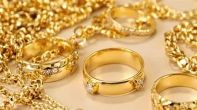 الذهب في مواجهة الدولار.. لماذا ارتفع المعدن الأصفر في مصر رغم تراجعه عالميًا؟