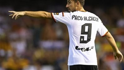 في سن الـ32.. مهاجم برشلونة السابق باكو ألكاسير يعلن اعتزاله كرة القدم