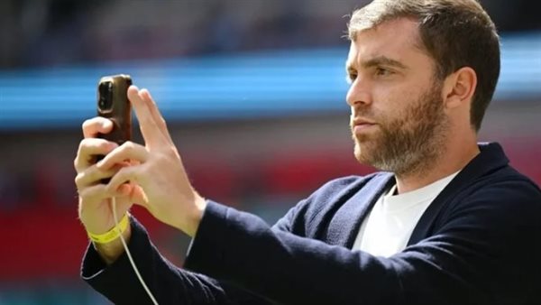 “فيفا” يتهم فابريزيو رومانو بتسريب عقود اللاعبين