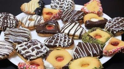 حلويات الضيافة في عيد الفطر.. تكات صغيرة تجعل الغريبة والبيتي فور سر سعادة أسرتك