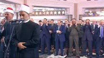 السيسي يشارك الشعب المصري فرحة عيد الفطر من قلب مسجد الفتاح العليم بالعاصمة