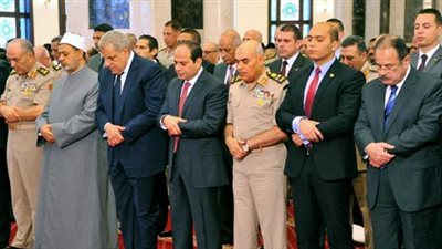 الرئيس السيسي ورئيس الوزراء يؤدون صلاة عيد الفطر المبارك بمسجد الفتاح العليم
