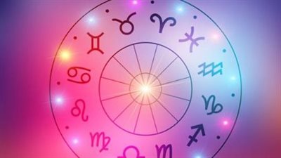 حظك اليوم لمواليد الميزان والدلو: تفاؤل في العلاقات وتواصل مع الأصدقاء القدامى