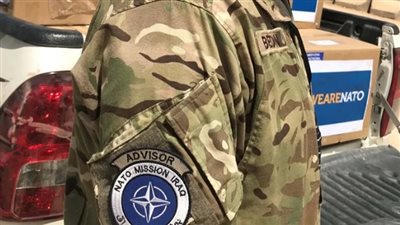 الناتو يسحب بعثته من العراق