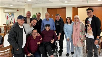 أشرف زكي يقود وفد الفنانين للاطمئنان على الحالة الصحية للفنان محيي إسماعيل