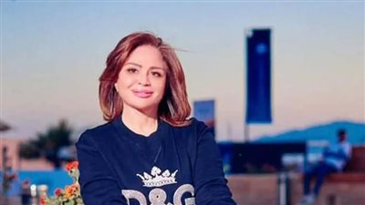 بساطة ورقي.. إلهام شاهين تبرز جمال الطبيعة في سوما باي بإطلالة هادئة