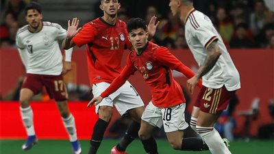 السفير المصري يدافع عن جماهير إسبانيا بعد العنصرية ضد المنتخب