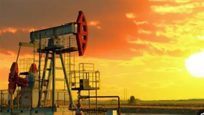 تداعيات حرب إيران 2026: قفزة هائلة في العقود الآجلة للنفط وسط مخاوف إغلاق مضيق هرمز