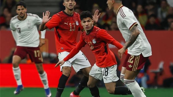 السفير المصري يدافع عن جماهير إسبانيا بعد العنصرية ضد المنتخب