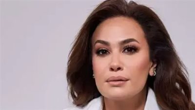 هند صبري بإطلالة طبيعية وسط البحر: كيف علق الجمهور على جمالها؟