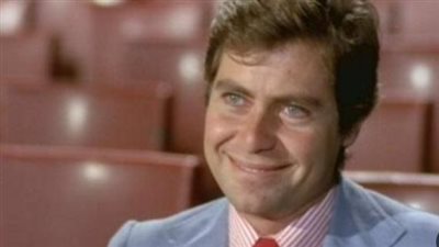 بروفايل: كيف استطاع حسين فهمي الجمع بين الوسامة الغربية والموهبة الفنية الأصيلة؟