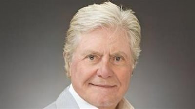 الأزمات والجدل: قصة تصريحات حسين فهمي حول المحجبات وكواليس 