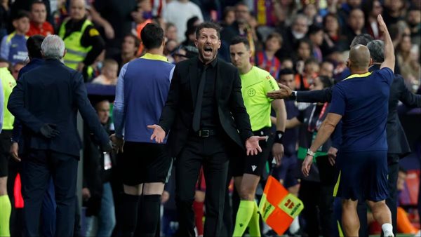 لا جدوى من مناقشة ما حدث أمام برشلونة.. ولاعبنا يستحق الطرد